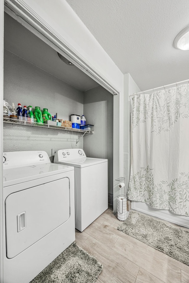 2515 S Newton Ave, Springfield, MO 65807 - laundry area featuring independent washer and dryer, light wood-style flooring, and a textured ceiling