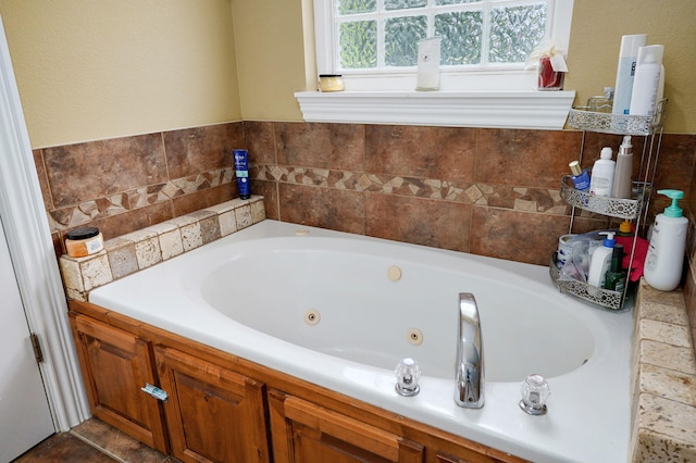 823 Mcvey St, Mount Vernon, MO 65712 - full bath featuring a whirlpool tub