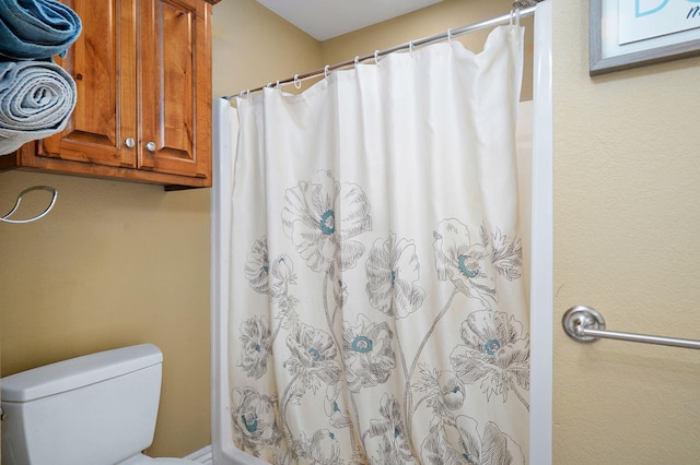 823 Mcvey St, Mount Vernon, MO 65712 - bathroom with toilet and curtained shower