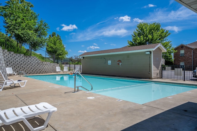 2915 Vineyards Pkwy Unit 6, Branson, MO 65616 - community pool with a patio
