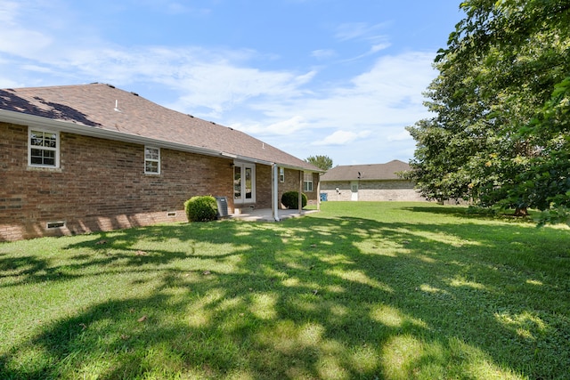 620 E Summit St, Bolivar, MO 65613 - view of green lawn with a patio area