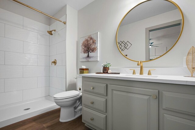 620 E Summit St, Bolivar, MO 65613 - full bath with wood finished floors, vanity, a tile shower, and a ceiling fan