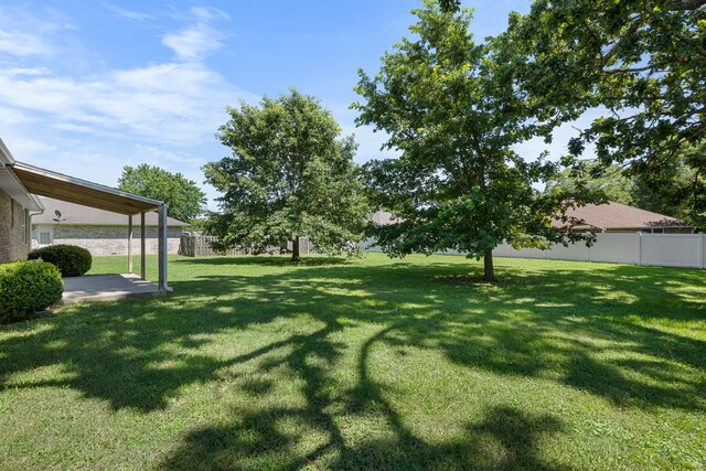 620 E Summit St, Bolivar, MO 65613 - fenced backyard featuring a patio area