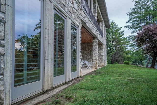 10 Patterson Ave, Branson, MO 65616 - view of side of home featuring stone siding and a lawn