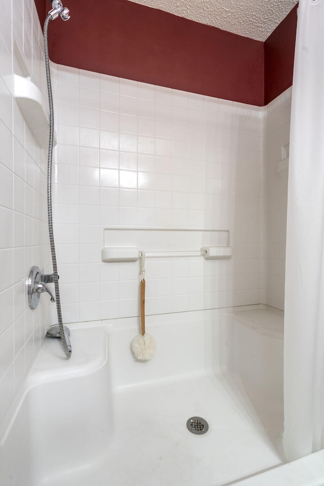 508 N Cherry Cir, Nixa, MO 65714 - full bathroom with a shower with shower curtain