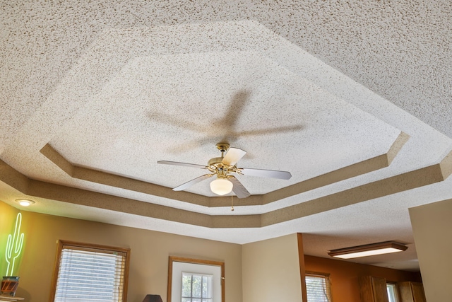 508 N Cherry Cir, Nixa, MO 65714 - detailed view of a ceiling fan