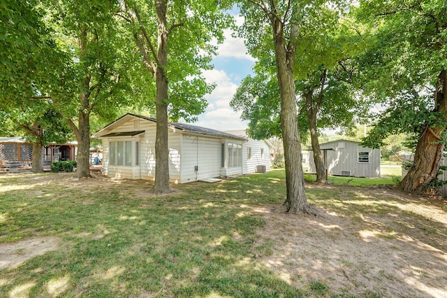 1343 Woodlawn Ave, Mount Vernon, MO 65712 - view of grassy yard with an outdoor structure