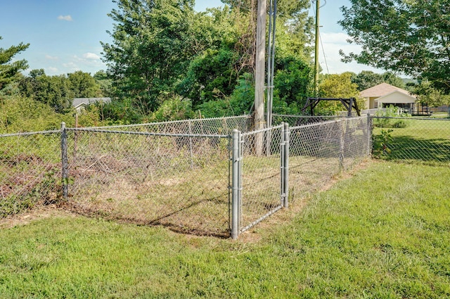 904 N 41st St, Nixa, MO 65714 - view of yard with a gate