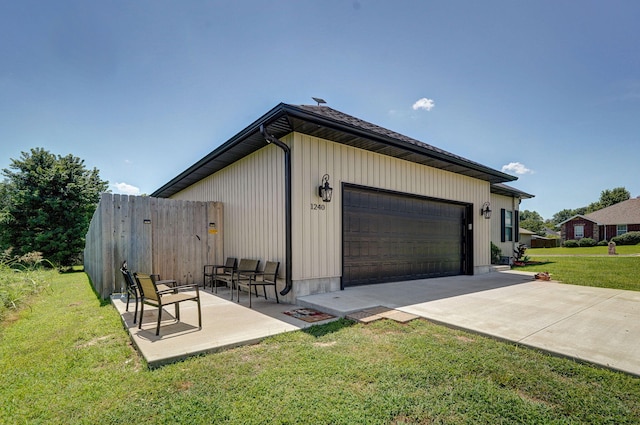 1240 E Keeling Pl, Bolivar, MO 65613 - garage with driveway