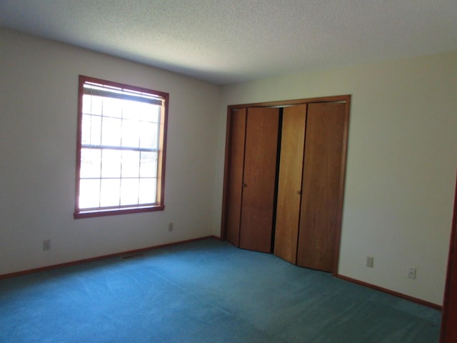 285 Scenic Dr, Forsyth, MO 65653 - unfurnished bedroom featuring carpet, a textured ceiling, and a closet