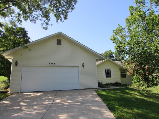 285 Scenic Dr, Forsyth, MO 65653 - ranch-style home featuring an outdoor structure, concrete driveway, a front yard, and an attached garage