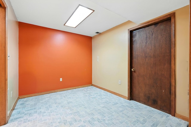 107 Oakwood Dr, Branson, MO 65616 - unfurnished bedroom featuring baseboards and a closet