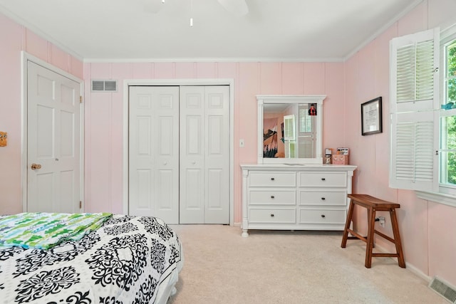 107 Oakwood Dr, Branson, MO 65616 - bedroom featuring light colored carpet, a closet, crown molding, and a ceiling fan