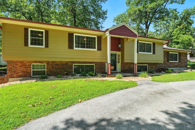 107 Oakwood Dr, Branson, MO 65616 - split foyer home featuring a front yard