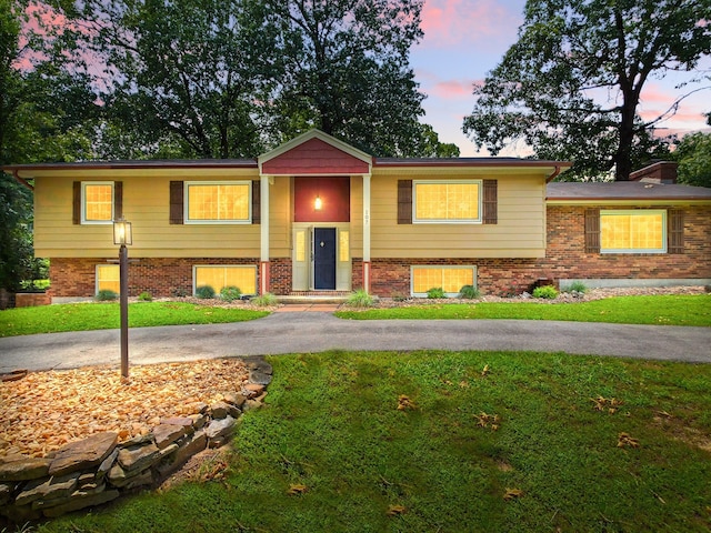 107 Oakwood Dr, Branson, MO 65616 - raised ranch featuring a lawn and brick siding