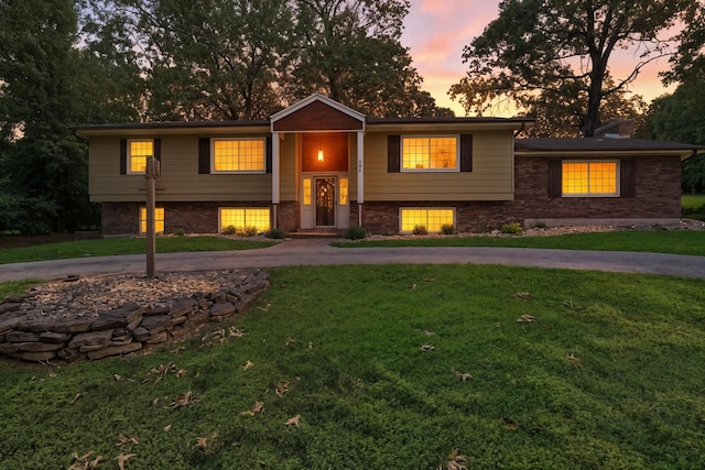 107 Oakwood Dr, Branson, MO 65616 - raised ranch with curved driveway and a front lawn