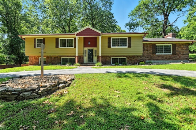107 Oakwood Dr, Branson, MO 65616 - raised ranch with a front lawn, a chimney, curved driveway, and brick siding