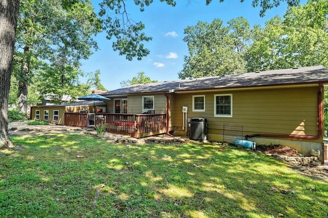 107 Oakwood Dr, Branson, MO 65616 - back of property with a wooden deck and a yard