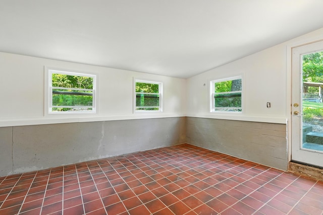 107 Oakwood Dr, Branson, MO 65616 - empty room featuring lofted ceiling