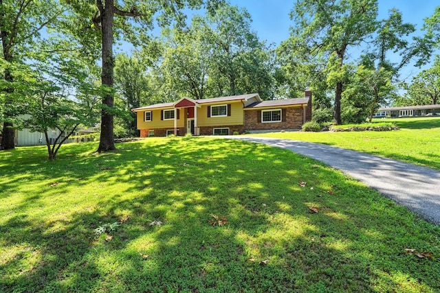 107 Oakwood Dr, Branson, MO 65616 - view of front facade featuring a chimney and a front yard