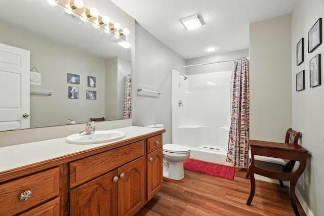 7815 Cozy Cove Rd Unit 3-15, Branson, MO 65616 - bathroom with wood finished floors, vanity, and curtained shower