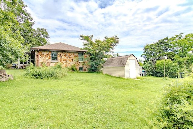 1746 Wall Rd, Mountain Grove, MO 65711 - view of grassy yard featuring a storage shed