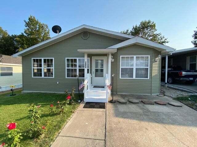 203 Forest Park Ln, Branson, MO 65616 - bungalow-style house featuring a front lawn