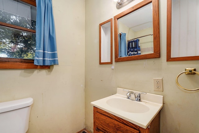 225 S Main St, Greenfield, MO 65661 - full bath featuring vanity and curtained shower