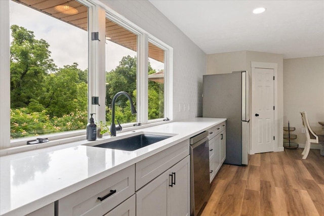 103 W Secluded Ln, Nixa, MO 65714 - kitchen featuring stainless steel appliances, light wood-type flooring, light countertops, and recessed lighting