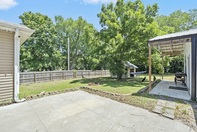 526 S Mccanse St, Mount Vernon, MO 65712 - fenced backyard featuring a patio, an outbuilding, and ceiling fan