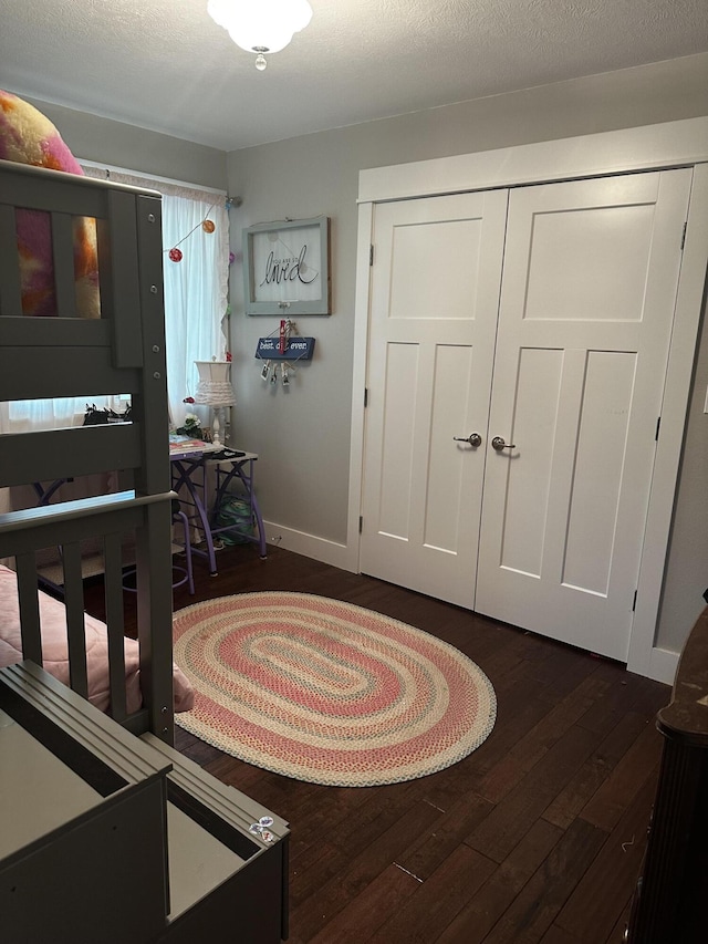 1179 N Pine St, Marshfield, MO 65706 - entrance foyer featuring dark wood-type flooring and baseboards