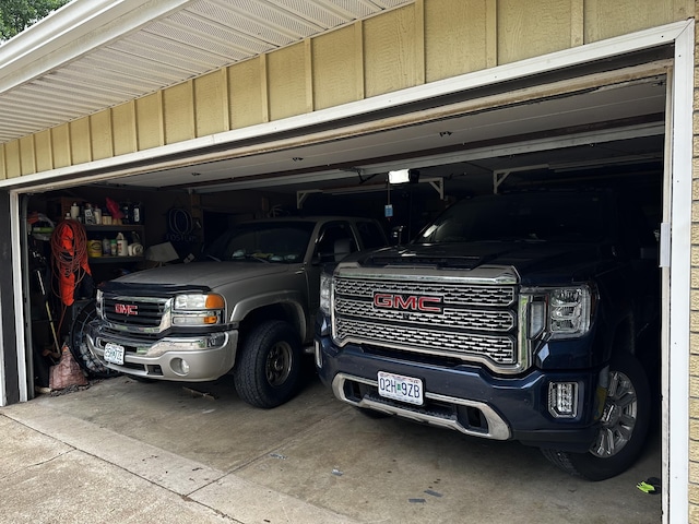 1179 N Pine St, Marshfield, MO 65706 - garage featuring concrete driveway