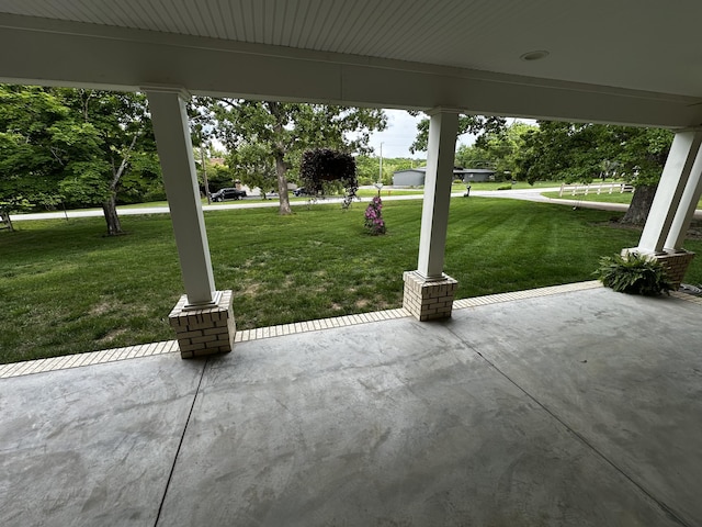 1179 N Pine St, Marshfield, MO 65706 - view of patio / terrace