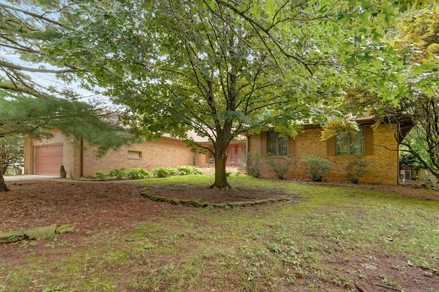 667 S Broadview Dr, Springfield, MO 65809 - view of front facade featuring brick siding and an attached garage