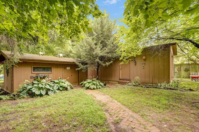 667 S Broadview Dr, Springfield, MO 65809 - view of yard with an outdoor structure