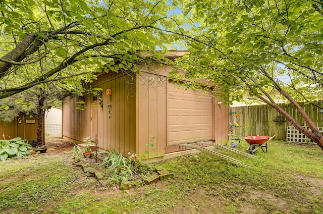 667 S Broadview Dr, Springfield, MO 65809 - view of outdoor structure with a garage