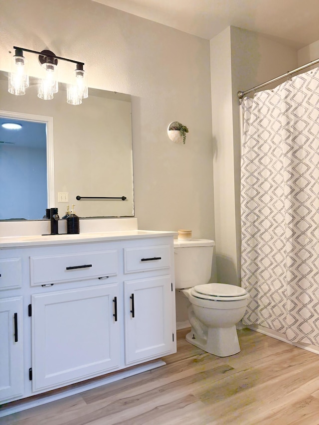 905 NW Blvd, Neosho, MO 64850 - full bath featuring vanity, wood finished floors, and a chandelier