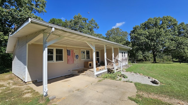 5143 State Highway 95, Drury, MO 65638 - view of front of property with a front lawn and a porch