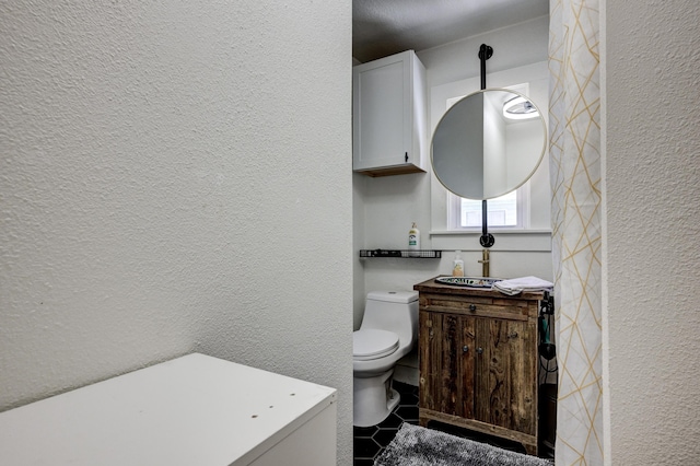 1508 S Moffet Ave, Joplin, MO 64804 - bathroom featuring a textured wall and toilet