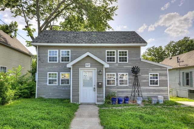 1027 S Orner St, Carthage, MO 64836 - colonial home with a front lawn