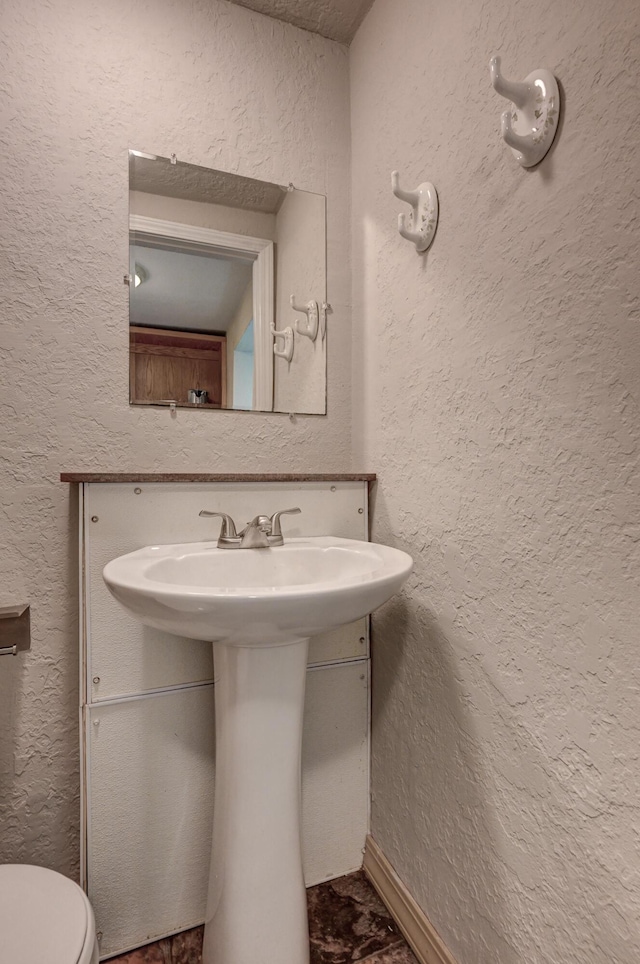 1027 S Orner St, Carthage, MO 64836 - bathroom with a textured wall