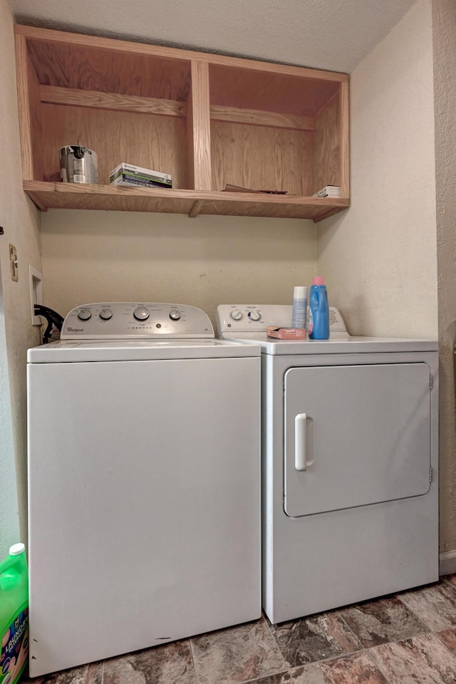 1027 S Orner St, Carthage, MO 64836 - laundry area featuring washer and clothes dryer