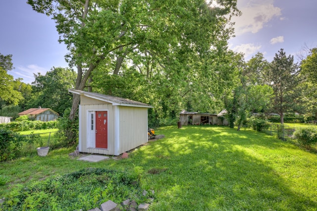 1027 S Orner St, Carthage, MO 64836 - view of yard with a shed and view of wooded area