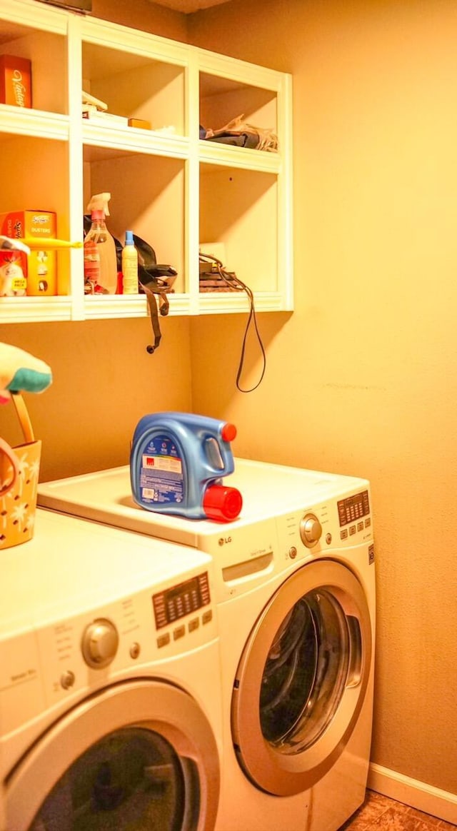 921 Woodhurst Dr, Marshfield, MO 65706 - laundry area with washer and clothes dryer