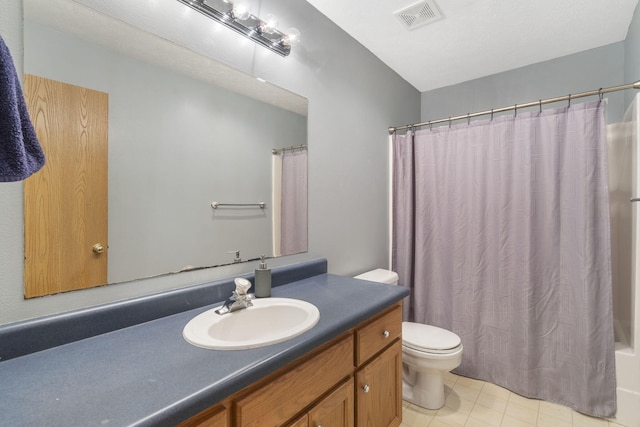 421 W White Ash Rd, Nixa, MO 65714 - full bath featuring vanity and shower / tub combo with curtain