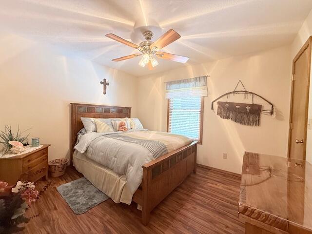 3086 S Suburban Ave, Springfield, MO 65807 - bedroom featuring wood finished floors and a ceiling fan