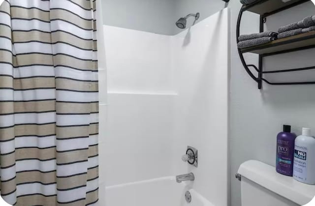 200 Golfview Dr Unit D5, Branson, MO 65616 - full bath featuring shower / bath combo with shower curtain and toilet
