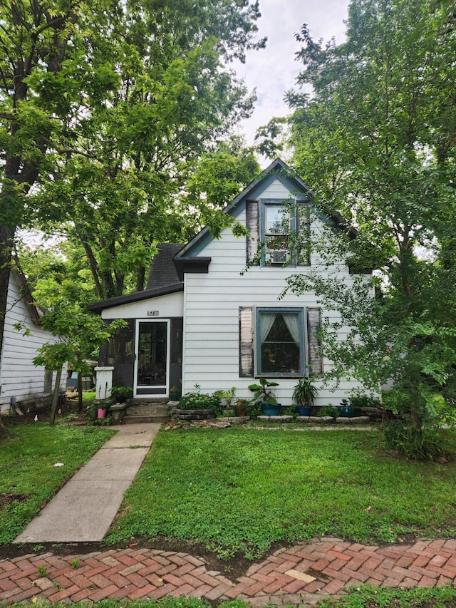 1885 N Lyon Ave, Springfield, MO 65803 - view of front facade with a front yard