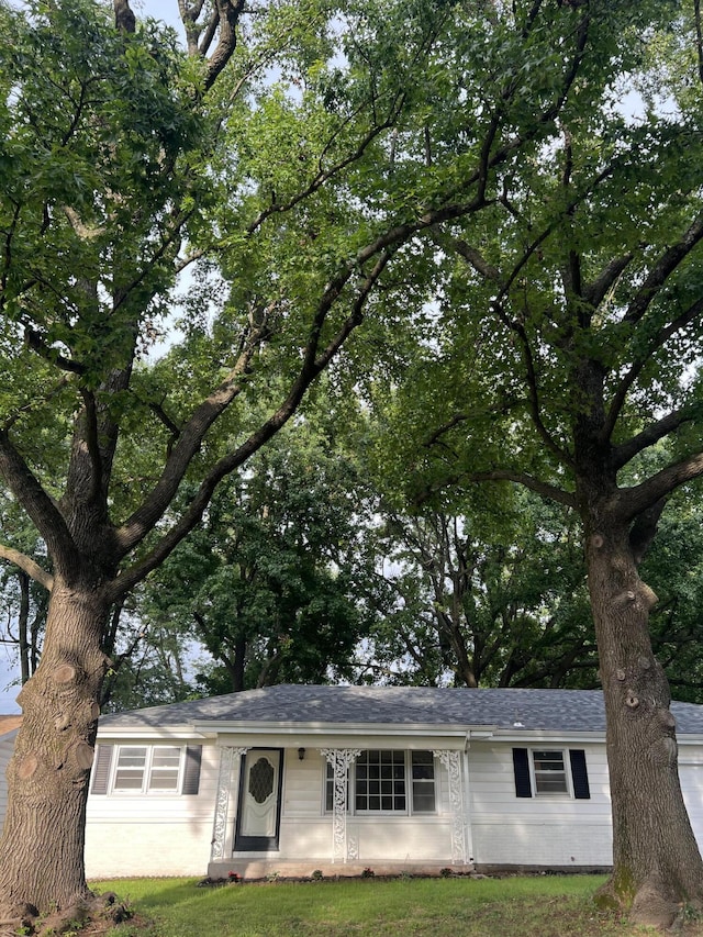 1846 S Nettleton Ave, Springfield, MO 65807 - single story home featuring a shingled roof
