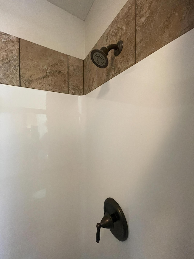 1021 W Whiteside St, Springfield, MO 65807 - bathroom view of a shower